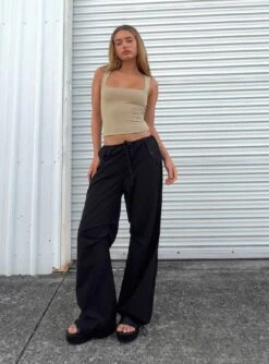 Zoe Top Beige -Polly Fashion Store 5 modelinfo Saskia us2 84552640 ee75 4248 b019 54196f5ab036